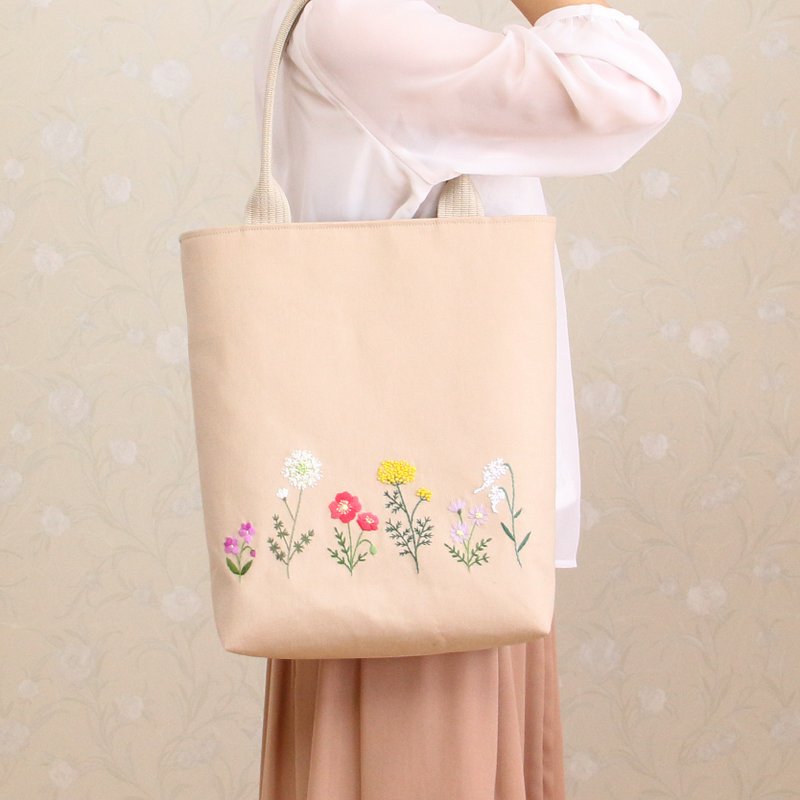 Spring flower lover embroidery tote bag canvas milk tea beige - 手提包/手提袋 - 棉 