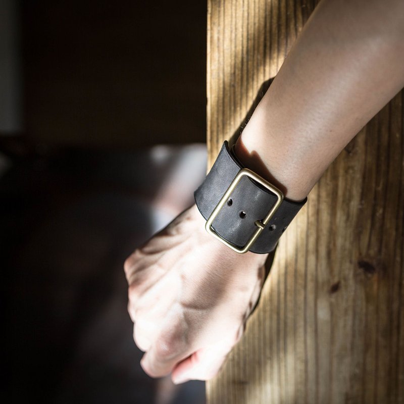Brass buckle leather bracelet / black - 手链/手环 - 真皮 黑色