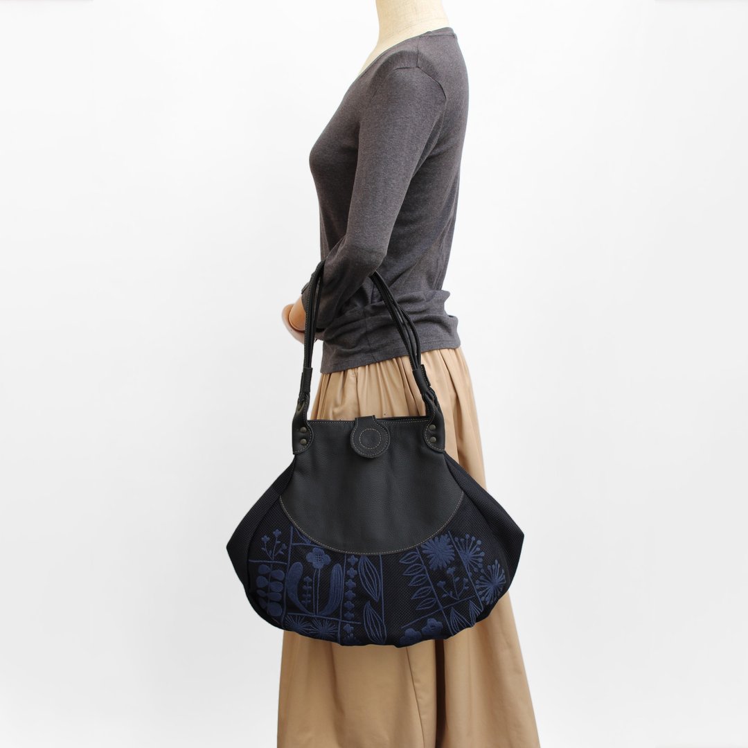 Flower field embroidery / drop tote bag - 手提包/手提袋 - 真皮 黑色