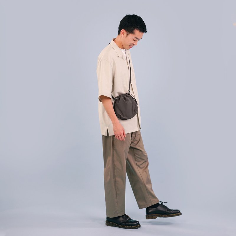 City系列 | 随身圆形索绳小包M号 NOLLY (铁灰) 斜背侧背手机袋 - 侧背包/斜挎包 - 尼龙 灰色