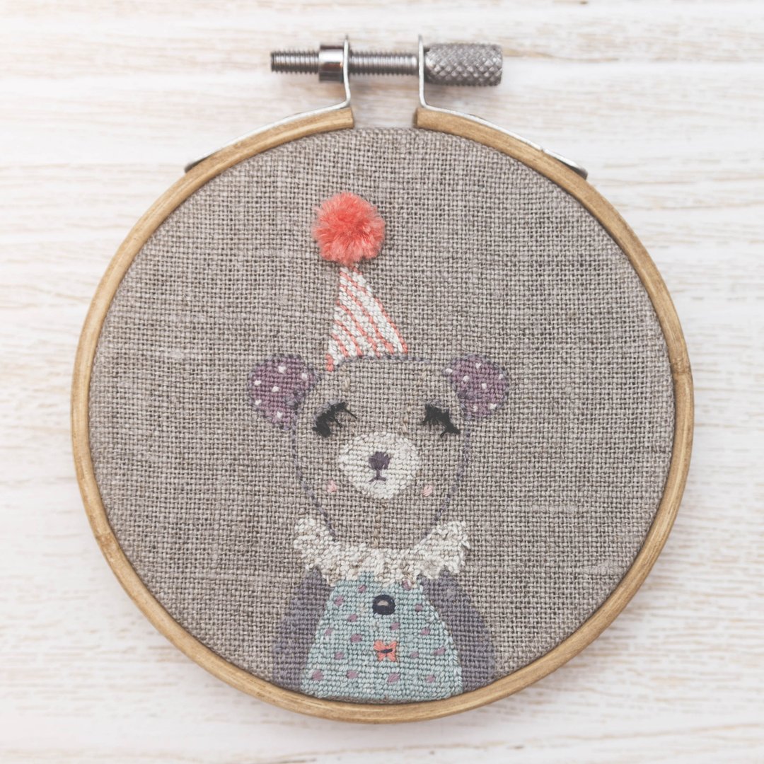 Handmade embroidered bear portrait. Kids room decor. - 墙贴/壁贴 - 其他材质 多色