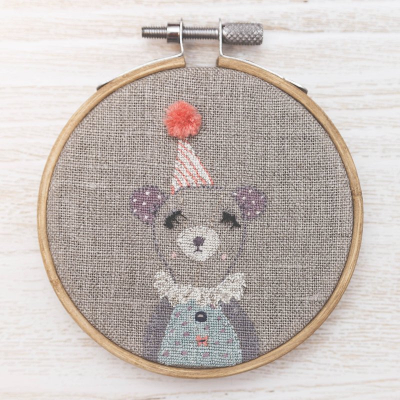 Handmade embroidered bear portrait. Kids room decor. - 墙贴/壁贴 - 其他材质 多色
