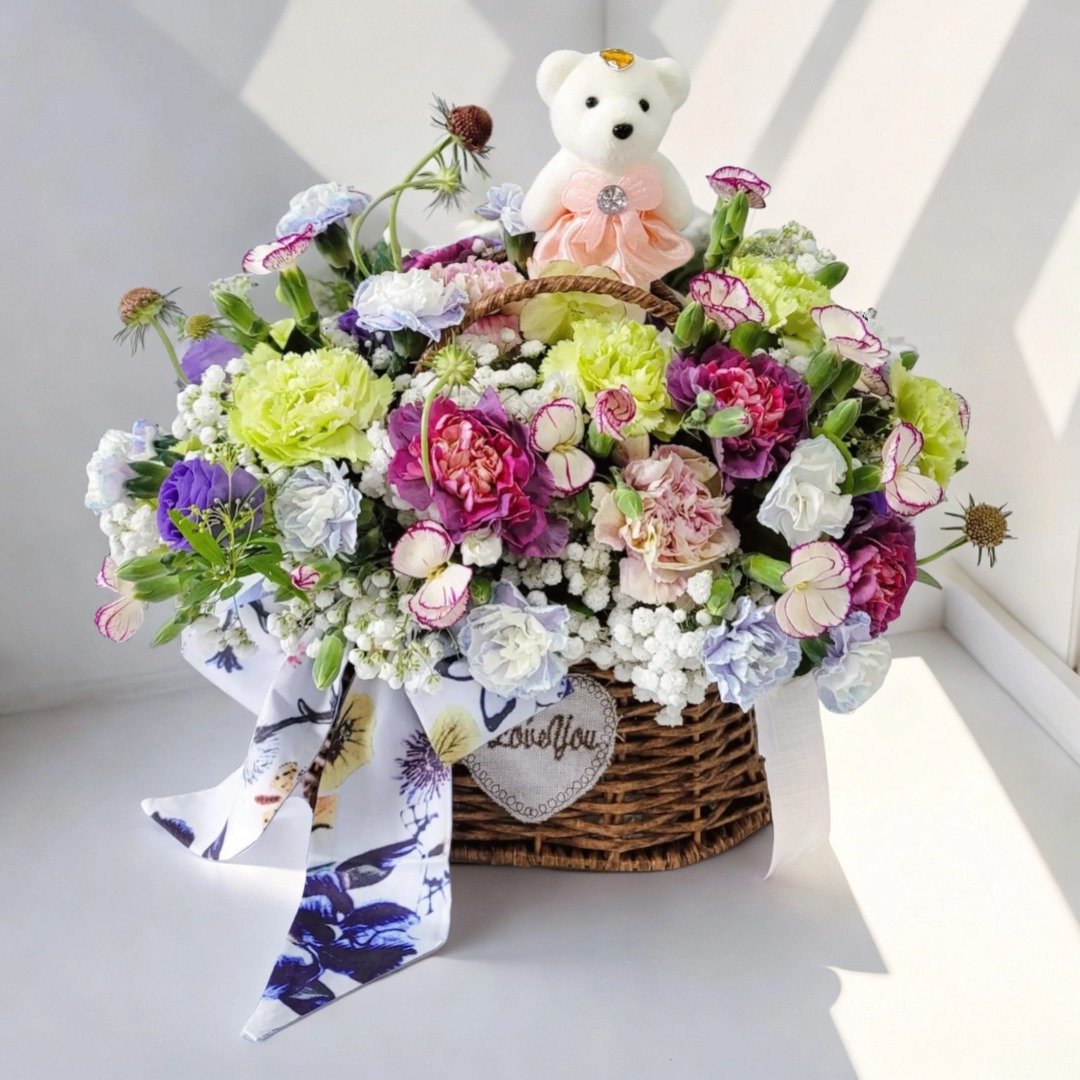 鲜花花篮 (康乃馨、满天星、小丁虫虫草、小绣球) GF00125 - 植栽/盆栽 - 植物．花 