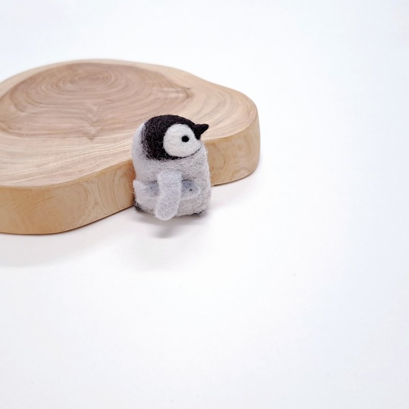 羊毛毡企鹅别针 拿着鱼的片状企鹅 胸针 - 胸针 - 羊毛 灰色