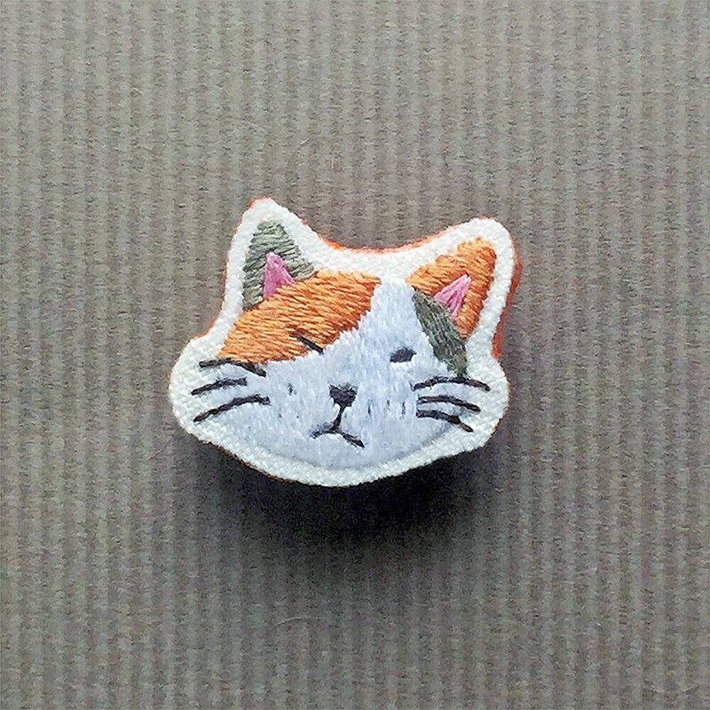 迷你手工刺绣胸针/别针 阿猫一号 | 定制化礼物 - 胸针 - 绣线 多色
