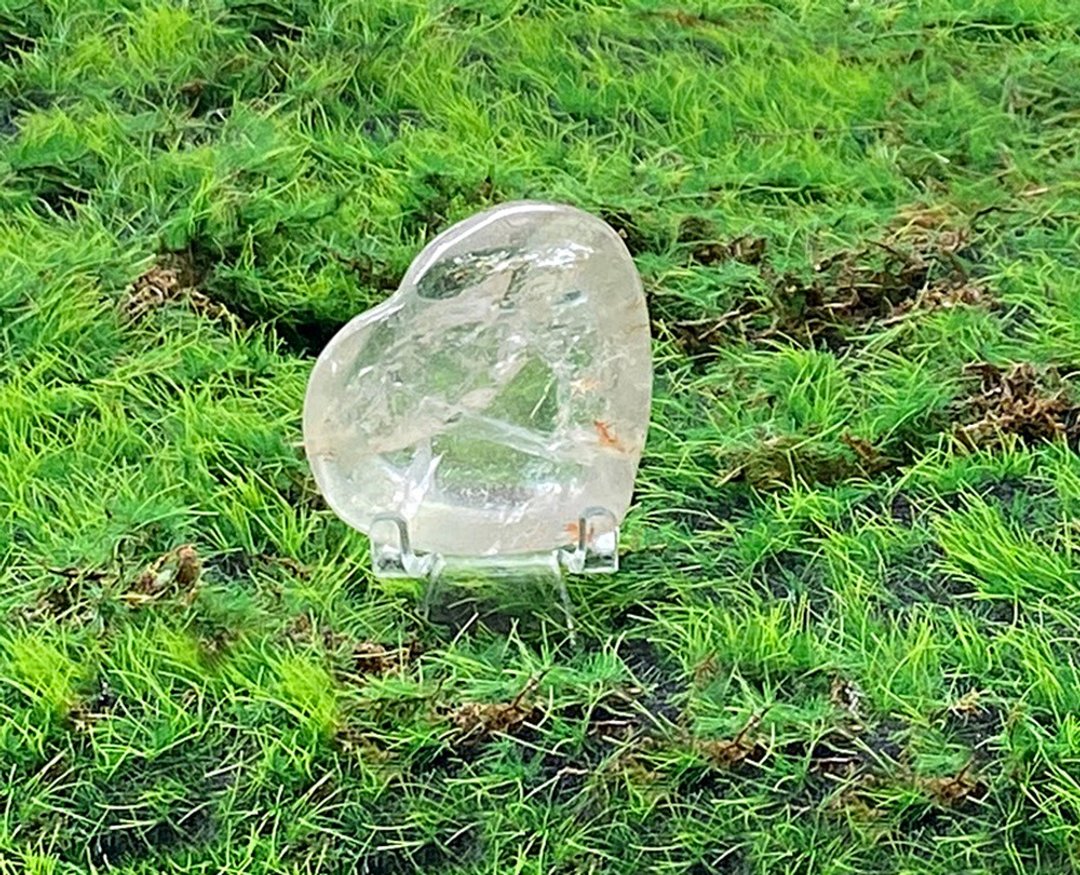 天然白水晶爱心共生红胶花 疗愈 开运 净化 旺财运 避邪挡煞 - 摆饰 - 水晶 多色