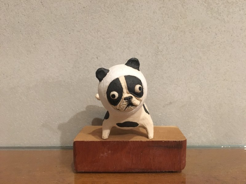 戴着熊猫头套的法斗 陶摆饰 - 摆饰 - 陶 黑色