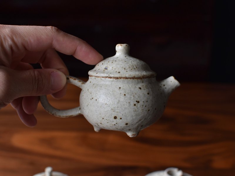 陶事 造石系列 三足茶壶 - 茶具/茶杯 - 陶 白色