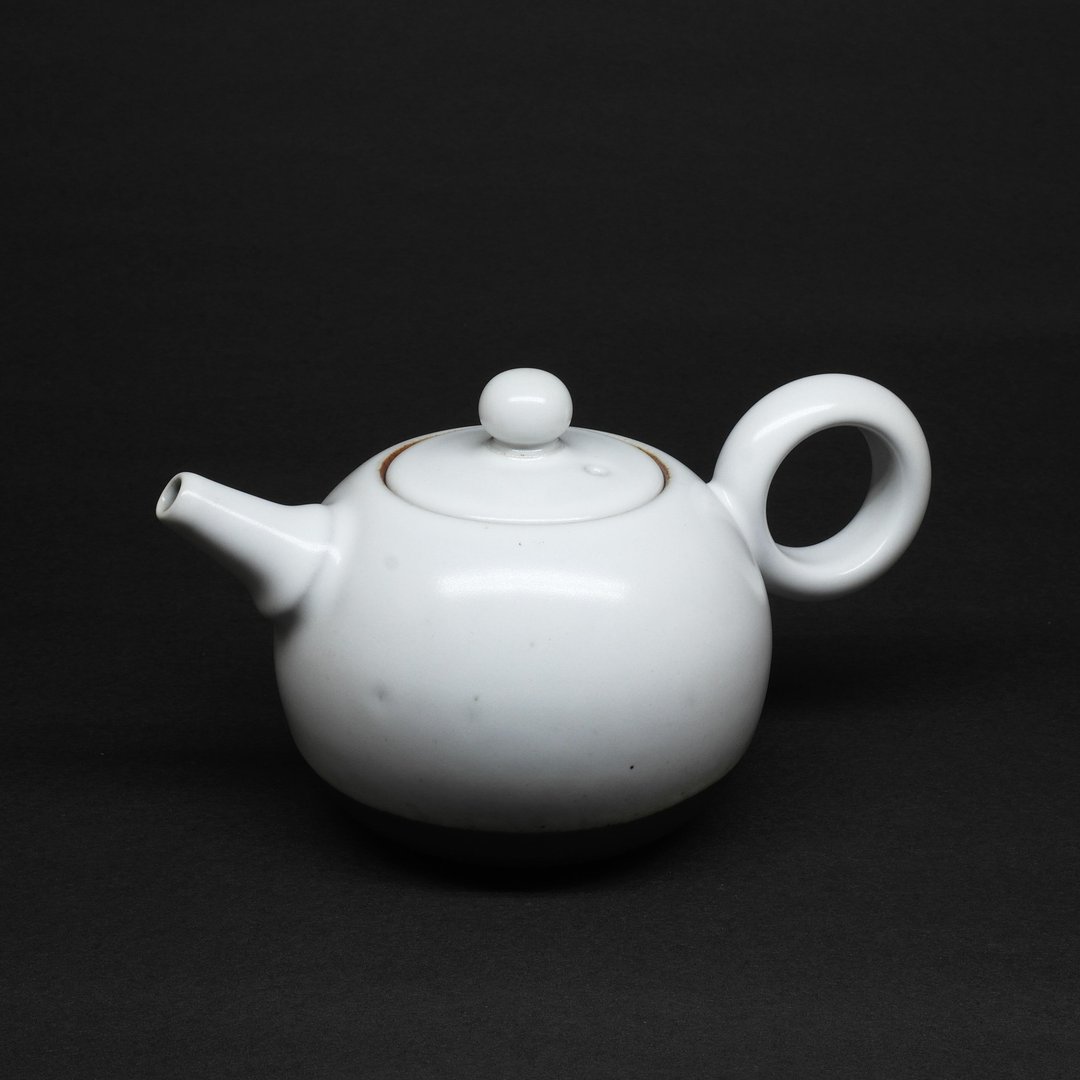 润白炮管嘴圆形正把茶壶 手作陶艺 茶道具 - 茶具/茶杯 - 陶 白色