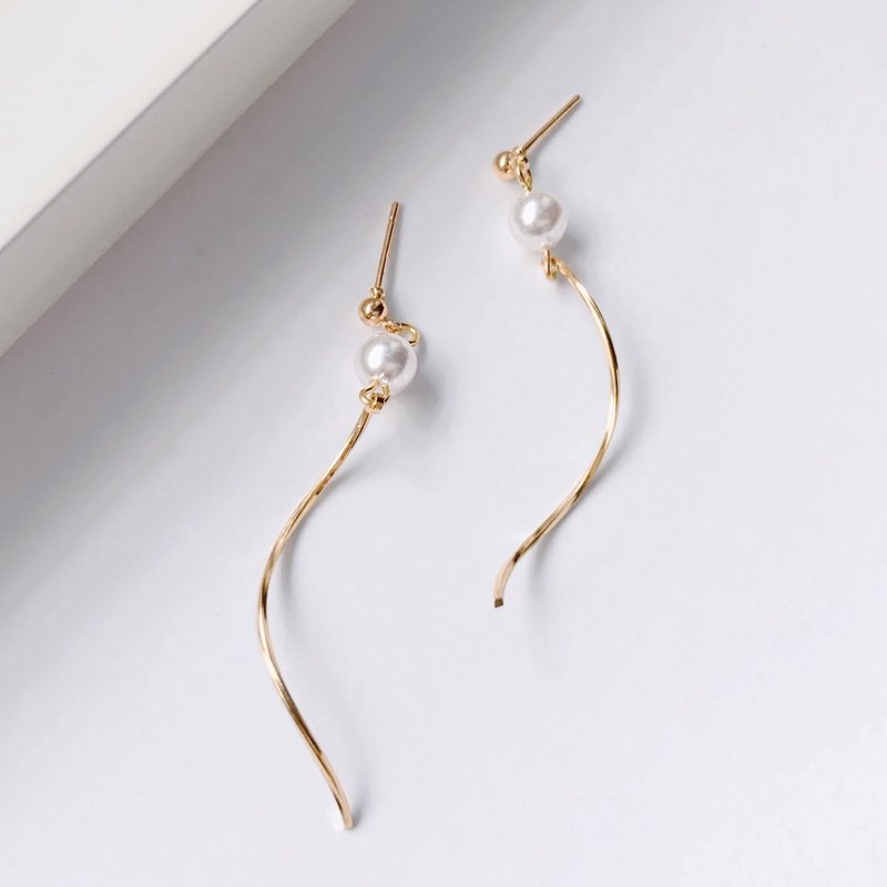 珍珠旋绕 14k包金手工耳环 - 耳环/耳夹 - 其他金属 白色