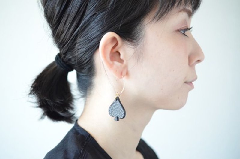 Trump ~ Spade ~ [Leather earrings / Clip-On one ear] - 耳环/耳夹 - 真皮 黑色