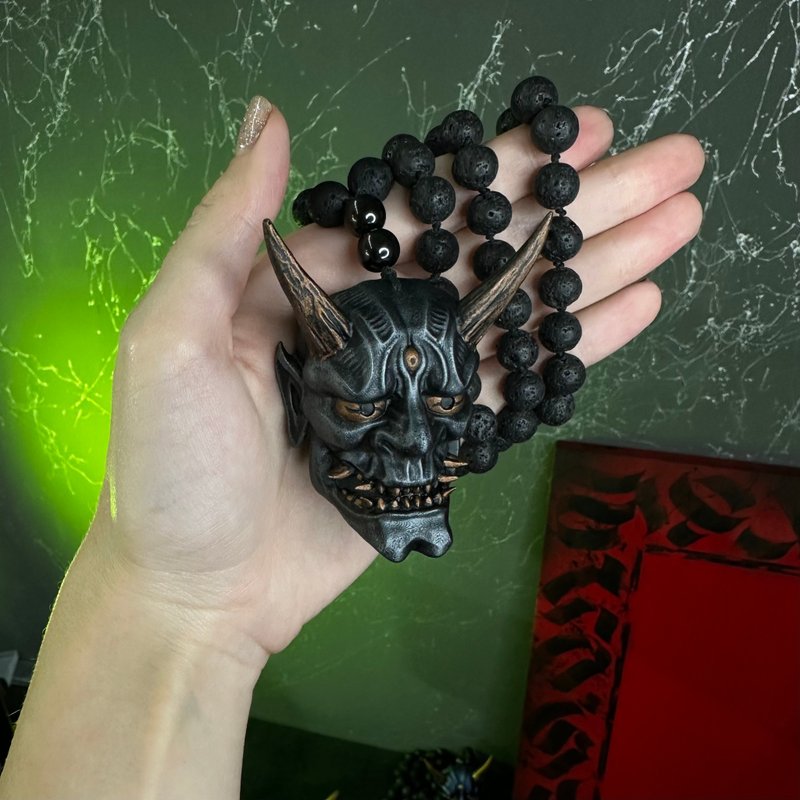 黑色鬼面吊坠项链小型日本鬼面配珠子 - 项链 - 树脂 黑色