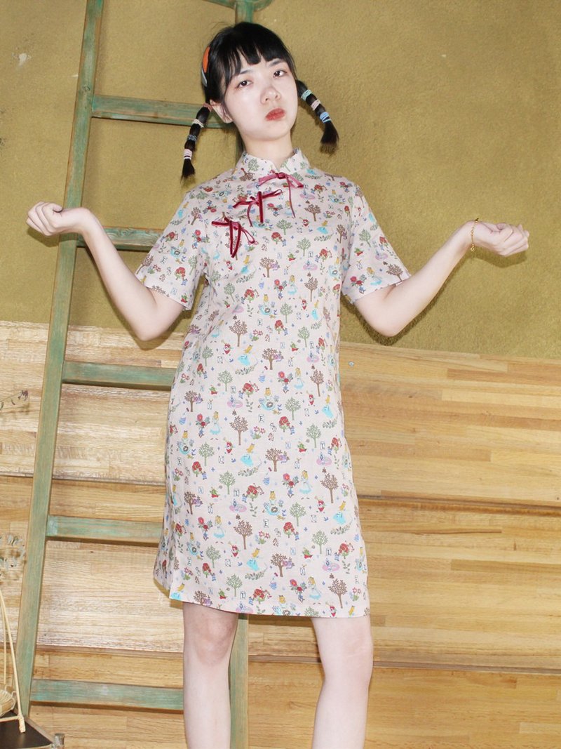 粉色 童趣印花棉麻寬鬆盤扣旗袍 新中式中秋春節風改良洋裝連身裙 - 旗袍 - 棉．麻 粉红色