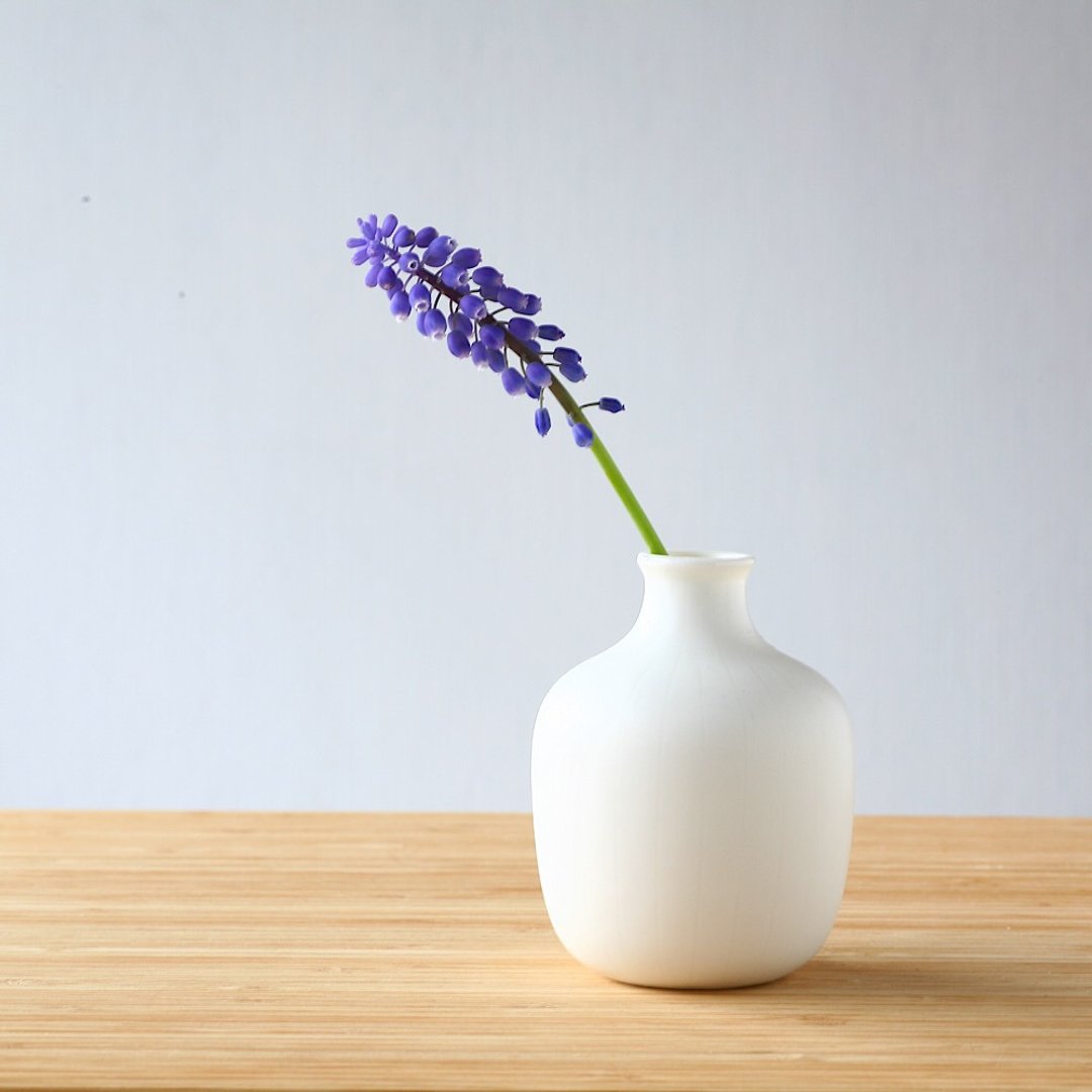 Small white pottery flower vase, square shape - 花瓶/陶器 - 瓷 白色