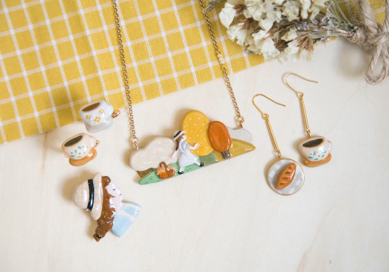 女孩在森林中散步 橙黄色 颈链 - 颈链 - 粘土 