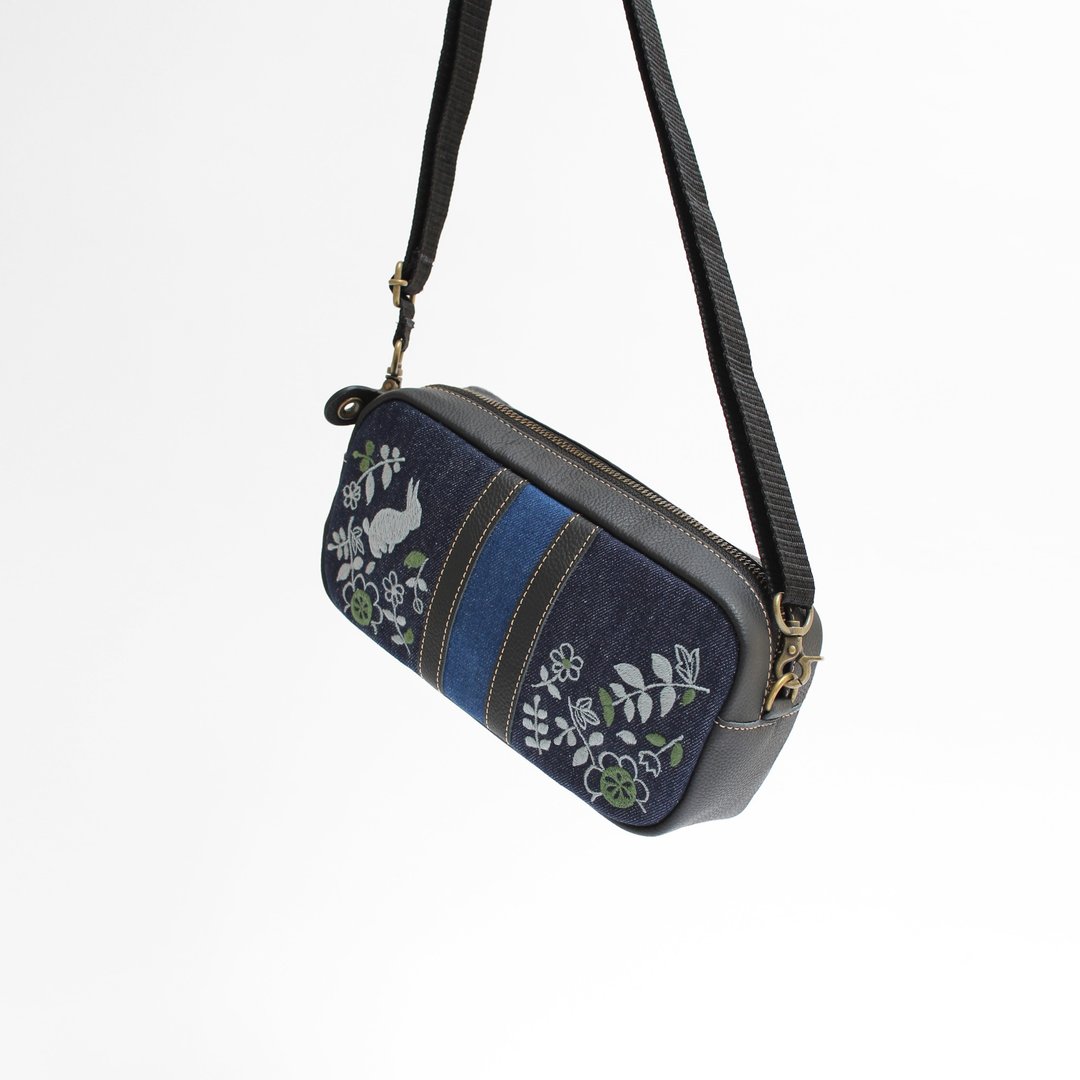 Rabbit garden embroidery, shoulder pouch, long - 化妆包/杂物包 - 真皮 蓝色
