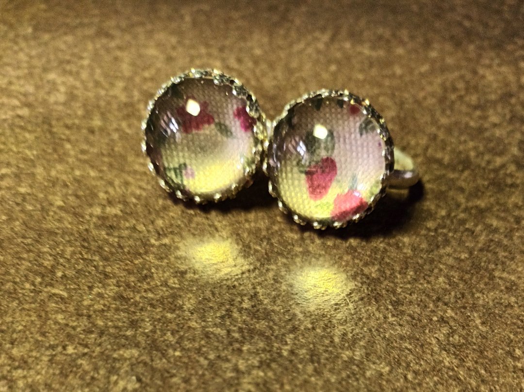 红花、草莓。裱框的碎花布。拼贴戒指。活围。Collage Ring - 戒指 - 其他材质 金色
