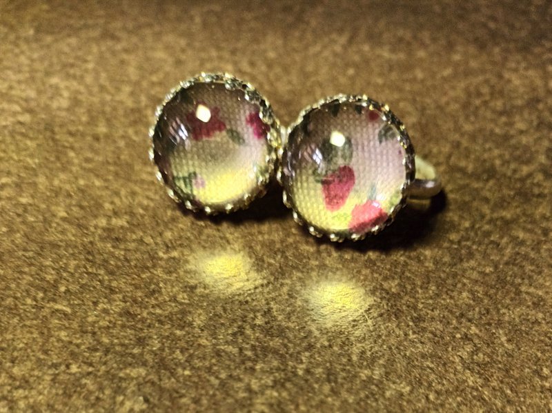 红花、草莓。裱框的碎花布。拼贴戒指。活围。Collage Ring - 戒指 - 其他材质 金色
