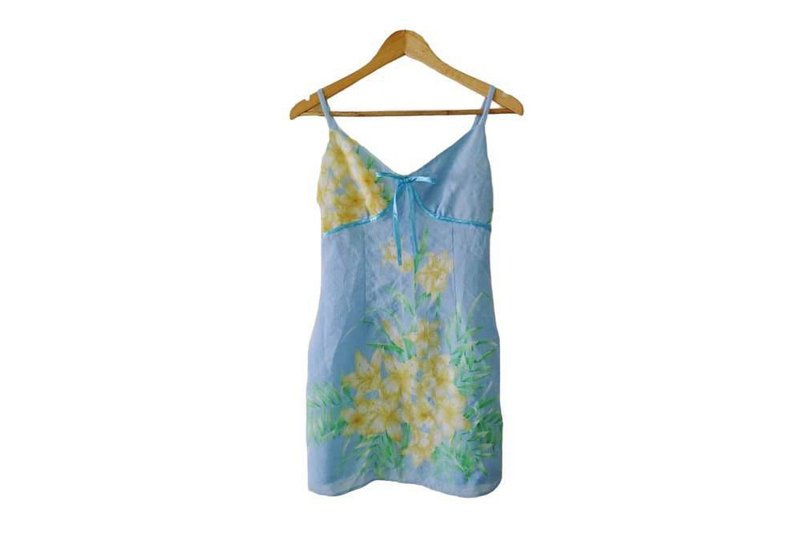 浅蓝色细肩带印花短洋装，带有鲜黄色花朵图案，散发着活泼可爱的夏威夷风格。 - 洋装/连衣裙 - 聚酯纤维 蓝色