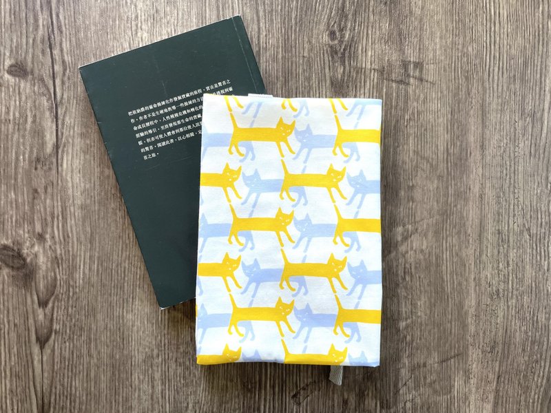 布书衣 猫咪剪影 动物 文青 新版本附书签带 - 书衣/书套 - 棉．麻 黄色