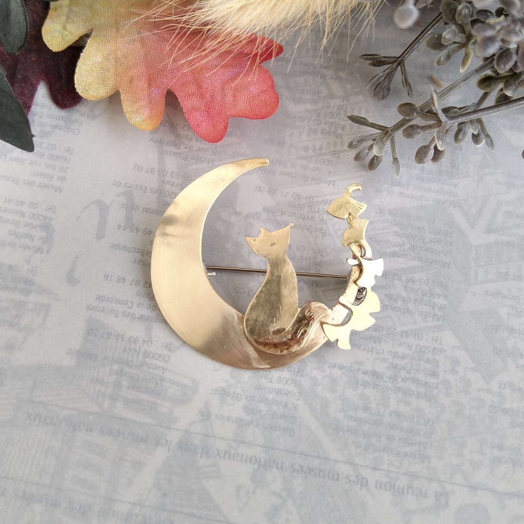 Brass crescent moon fox brooch - 胸针 - 其他金属 金色