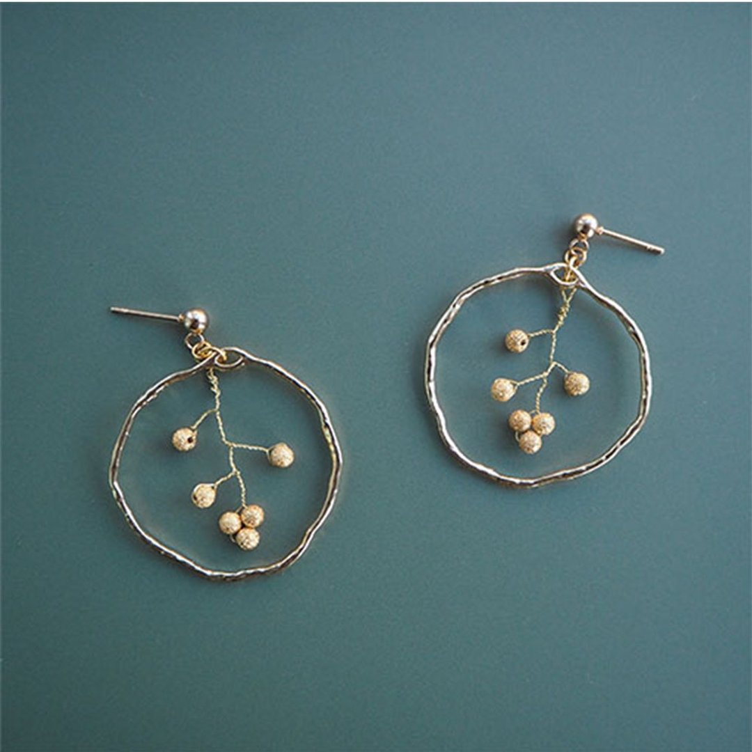 Gold hoop earrings with branches - 耳环/耳夹 - 其他金属 金色