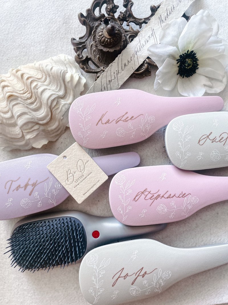 【定制化礼物】 定制手写按摩顺发梳 ARTISAN COMB - - 彩妆刷具/镜子/梳子 - 橡胶 粉红色