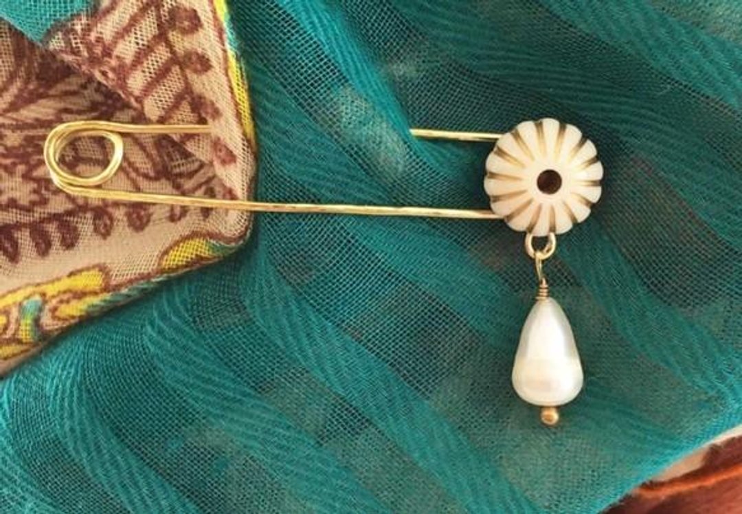 Sea Drops Freshwater Pearl Made in France Antique Button Brass Stole Pin - 胸针 - 其他金属 