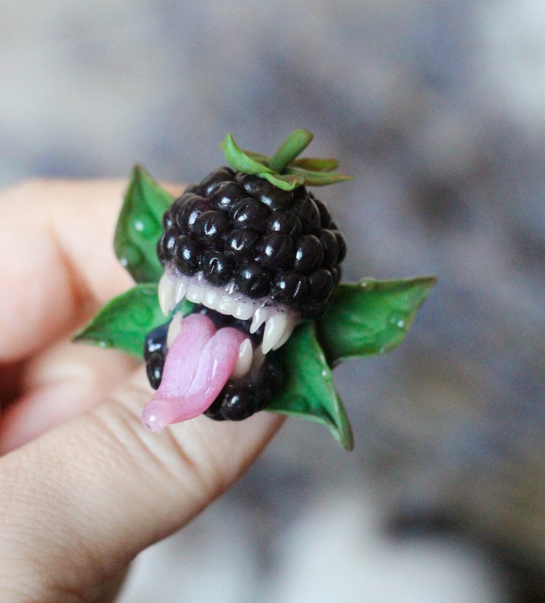 Toothy blackberry Gothic jewelry Fantasy jewelry - 胸针 - 粘土 多色