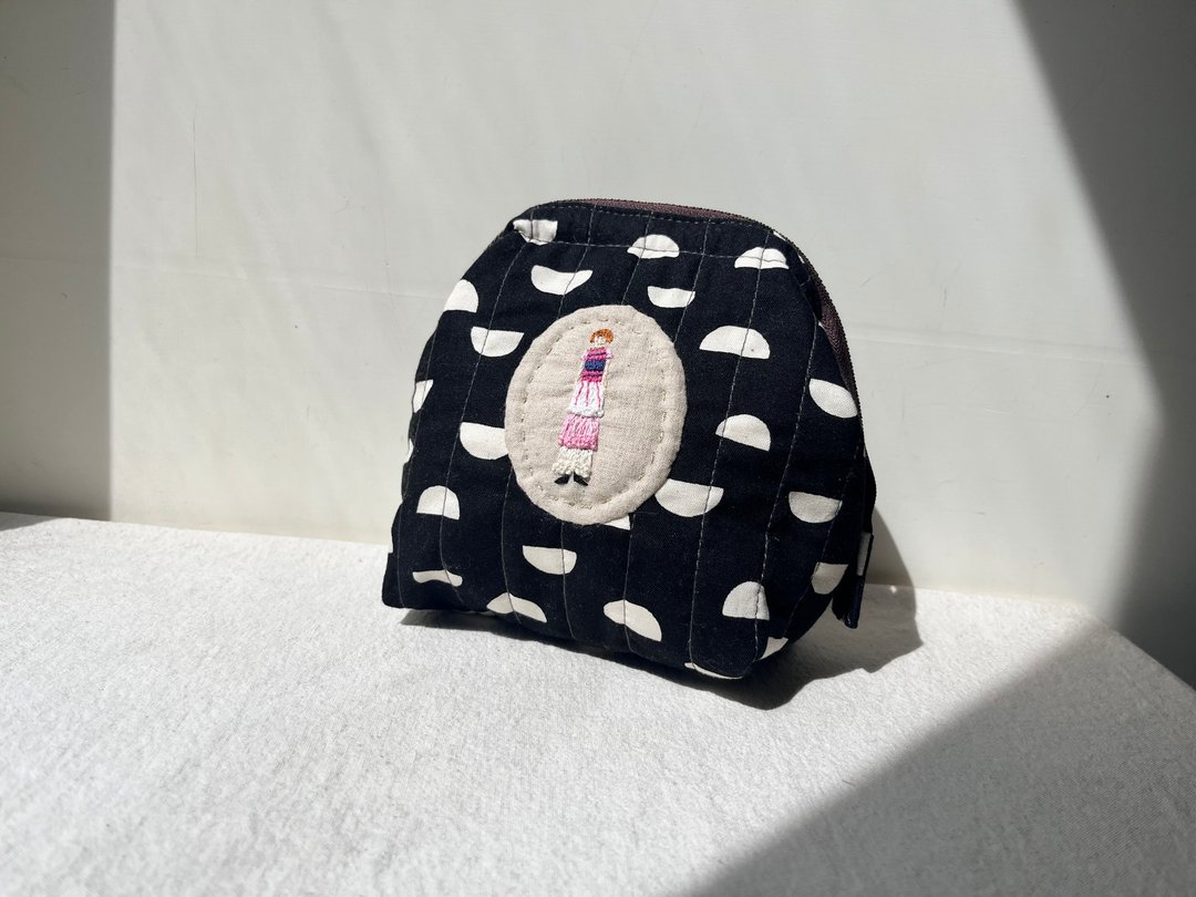 1000枚女子展-手刺绣手工衍缝支架拉链包-小半圆 - 皮夹/钱包 - 棉 
