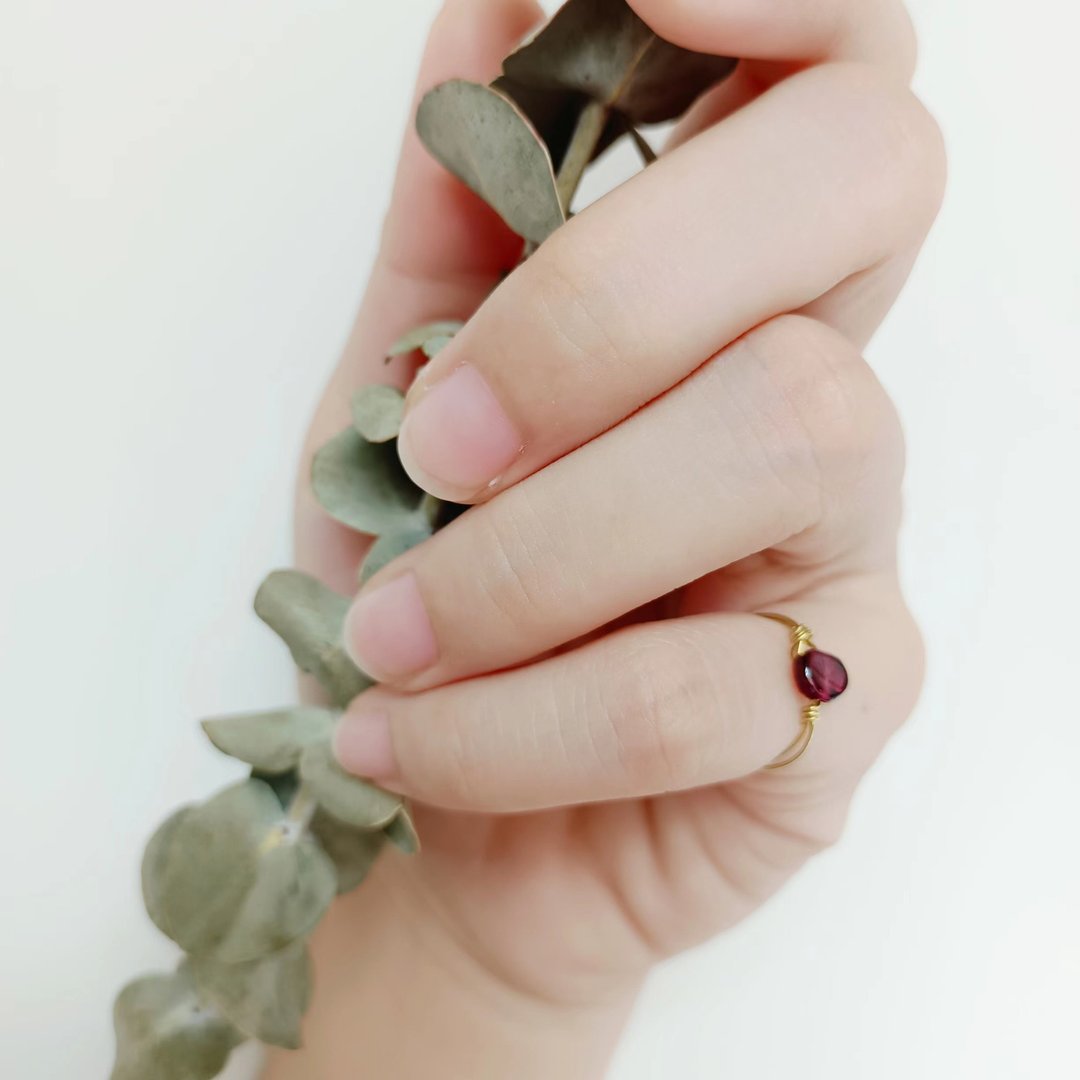 【石榴石戒指】切面水晶/手作缠绕铜线/可定制化戒围 - 手链/手环 - 水晶 红色