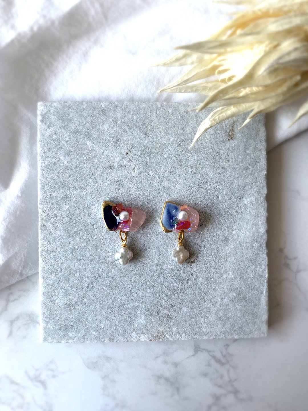 Swaying Charm Kintsugi Earrings, Non-Pierced Earrings, Natural Stone, Deep Rose Quartz, Sea Pottery, Shell, Freshwater Pearl, Pink, Blue, Blue, Gold - 耳环/耳夹 - 陶 粉红色