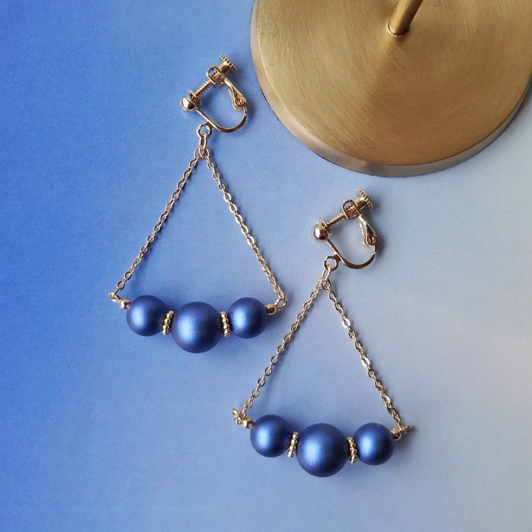 Iridescent blue Pearl Earrings - 耳环/耳夹 - 水晶 蓝色
