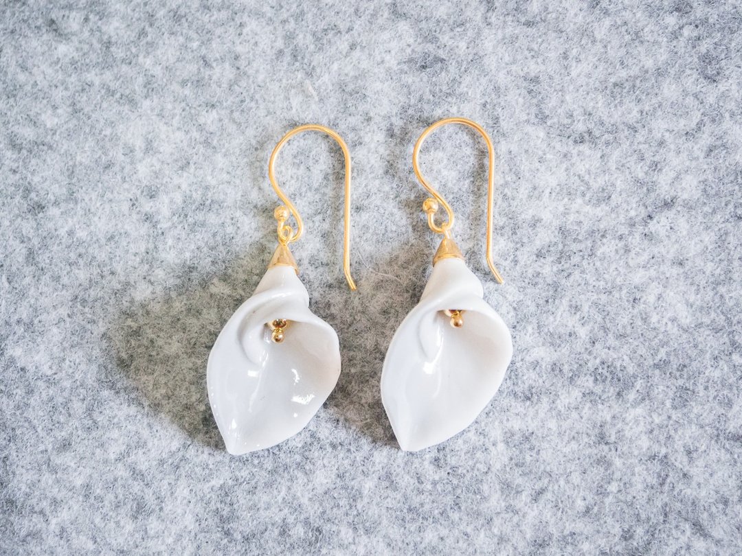 Calla Lily hook earring - white porcelain - sterling silver (925) - 耳环/耳夹 - 陶 白色