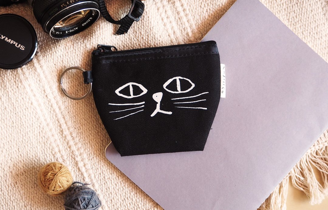 coin bag hand print with black cat - 零钱包 - 棉 卡其色