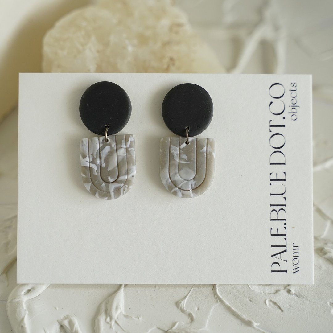 Grey Tortoise Dabih earrings - 耳环/耳夹 - 树脂 灰色