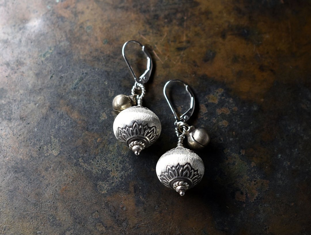 Puffy top and bottom engraved Karen Silver and ethnic bell earrings - 耳环/耳夹 - 其他金属 银色