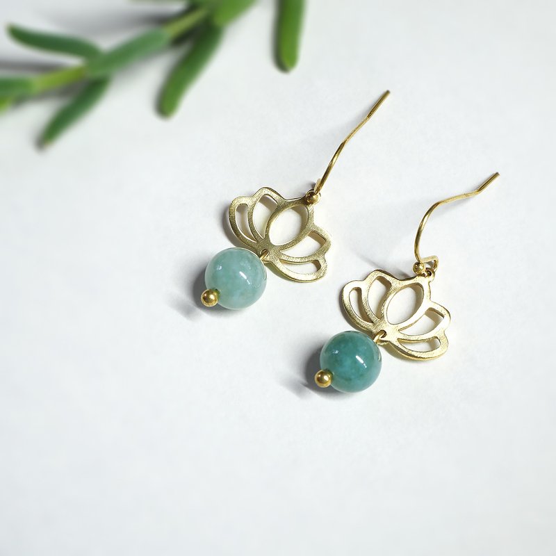 Lotus flower earrings with Jade (brass hand made) - 耳环/耳夹 - 铜/黄铜 绿色