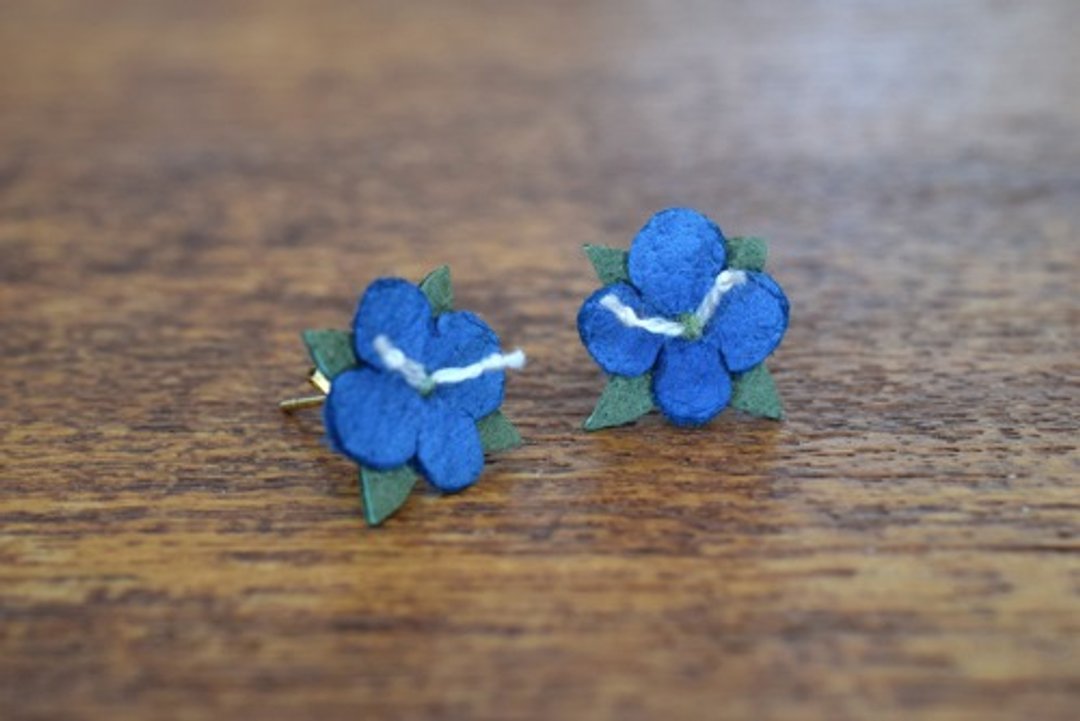 Leather earrings Persian speedwell - 耳环/耳夹 - 真皮 