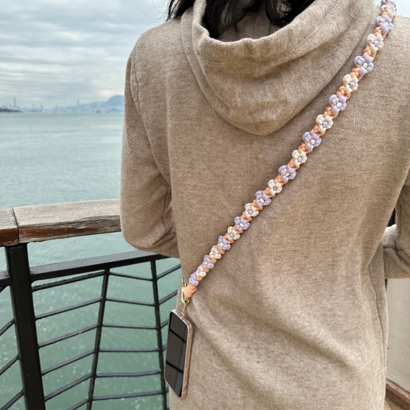 【定制化】双色花 四瓣小花花手机挂绳 手工编织电话绳 - 挂绳/吊绳 - 棉．麻 