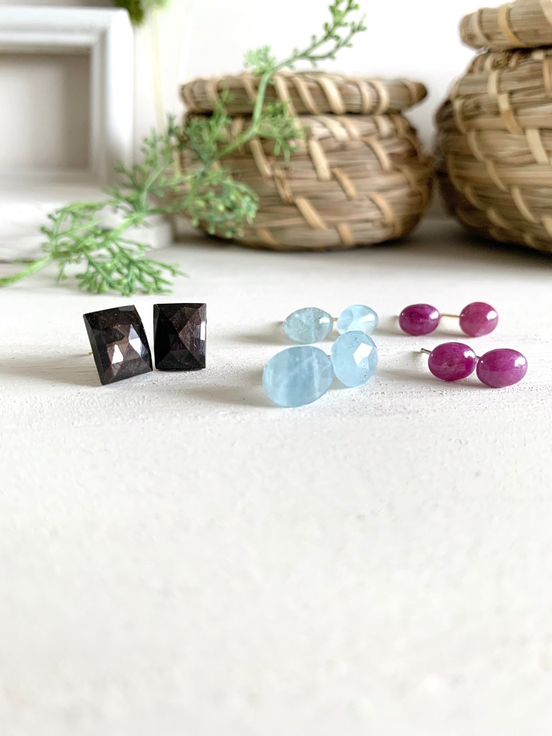 Aquamarine, Ruby, Sapphire tiny earring - 耳环/耳夹 - 半宝石 蓝色