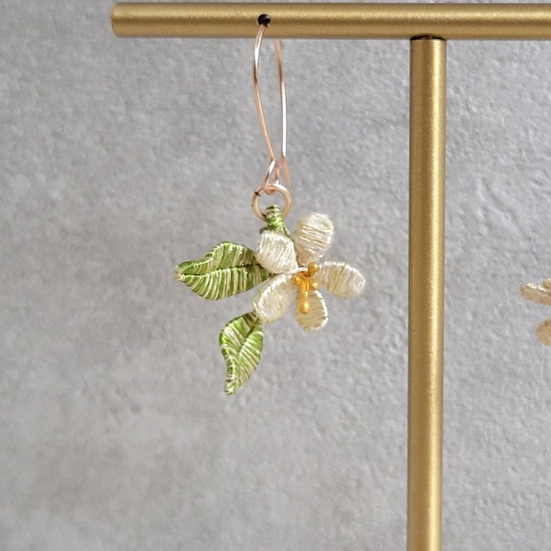 单朵橙花耳环 - 耳环/耳夹 - 丝．绢 白色