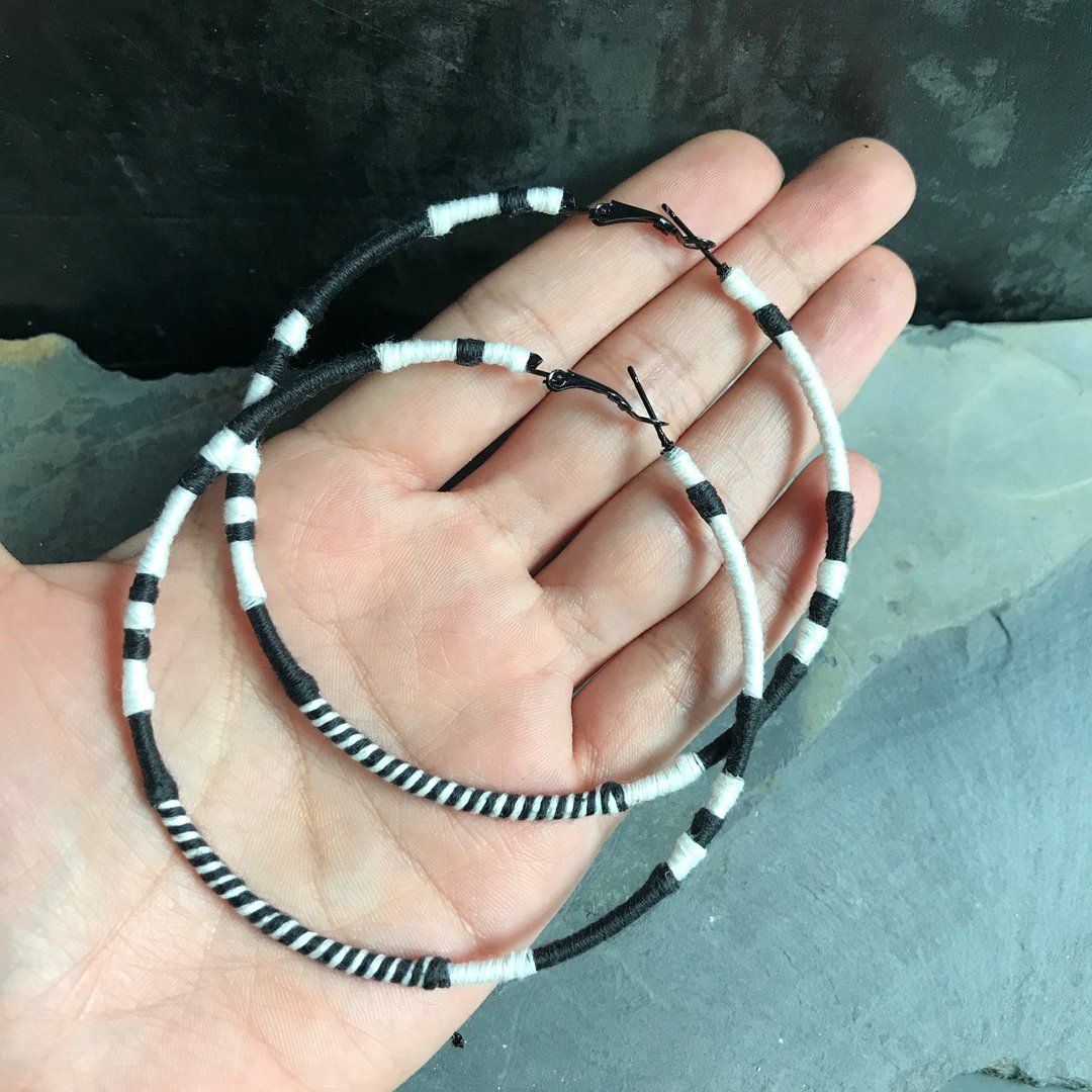 Black and white large hoop earrings - 耳环/耳夹 - 贵金属 黑色
