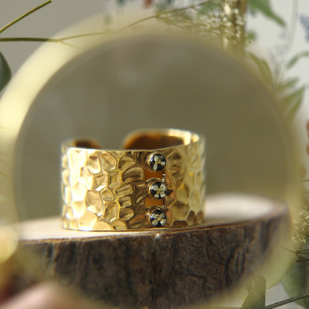 Pressed flower ring, 16.5 (6 US) size nature ring, Real flower steel ring - 戒指 - 植物．花 金色