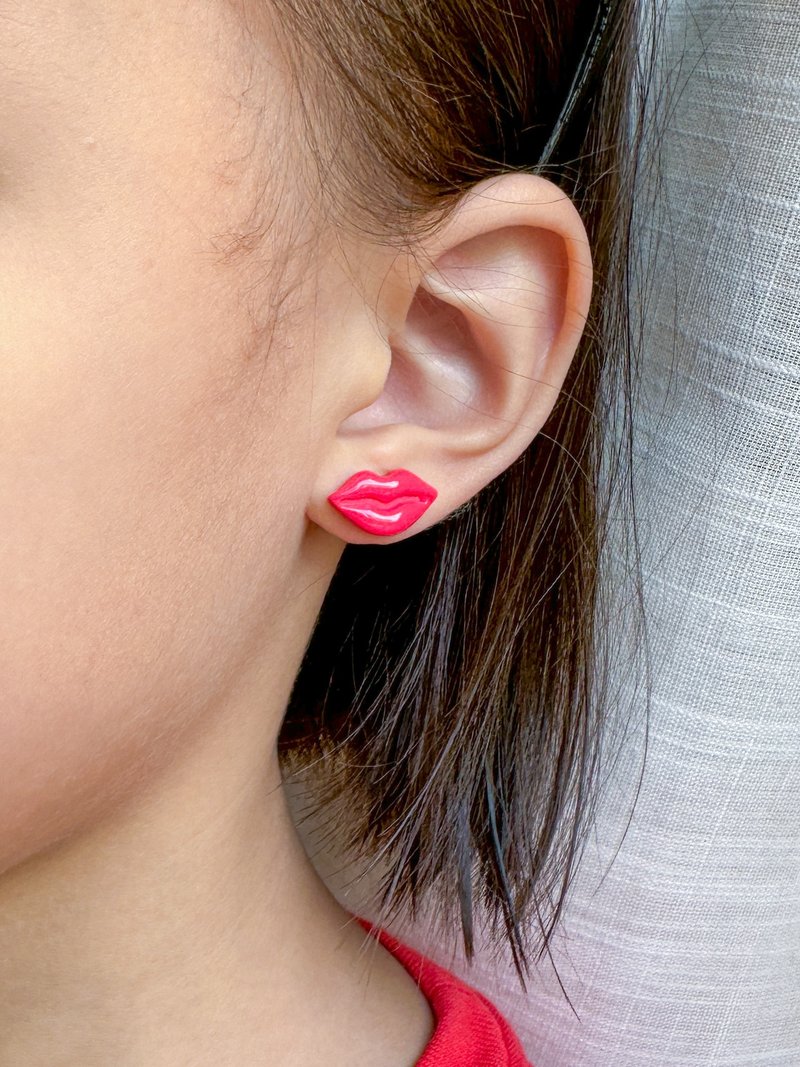 • 手工软陶耳环 • 芭比系列 嘴唇耳针 - 耳环/耳夹 - 陶 粉红色