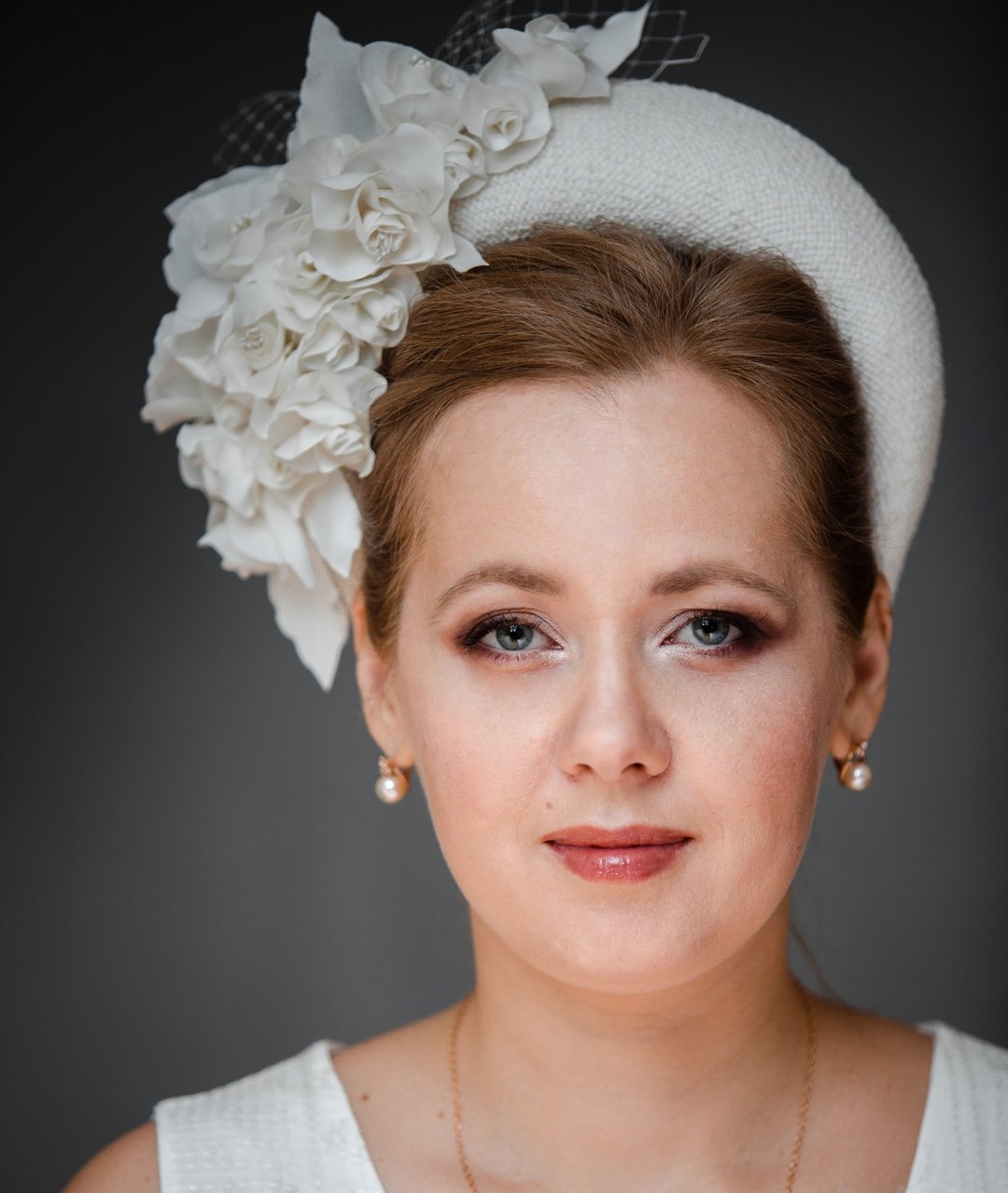 Wedding fascinator inspired by Kate Middleton Bridal halo headband - 发带/发箍 - 其他材质 白色