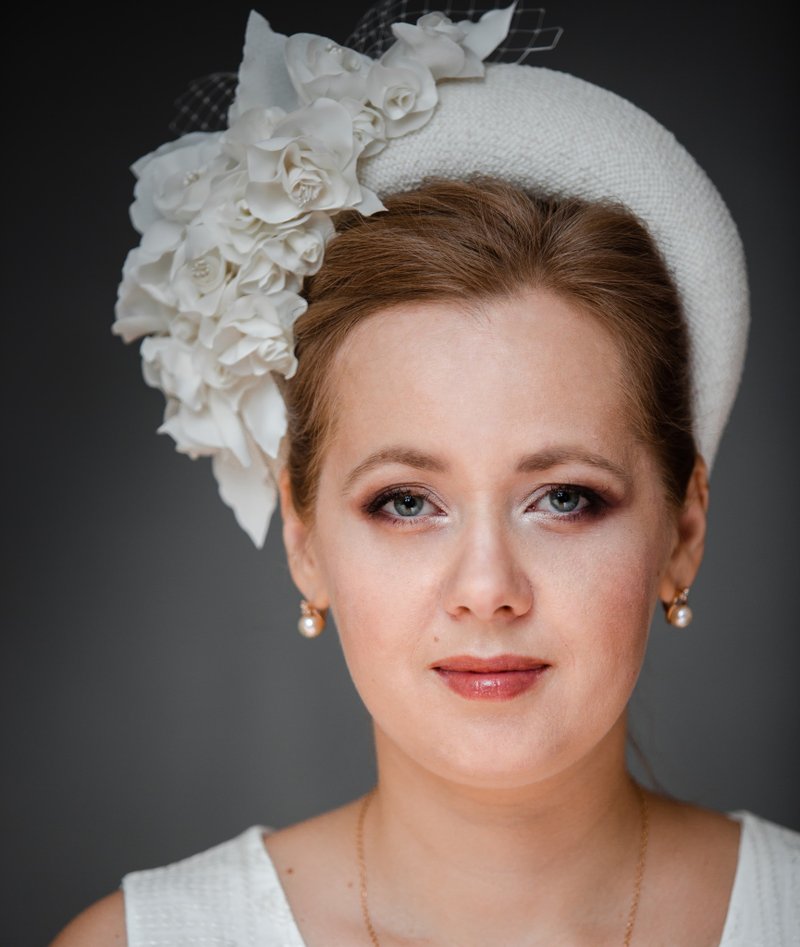 Wedding fascinator inspired by Kate Middleton Bridal halo headband - 发带/发箍 - 其他材质 白色