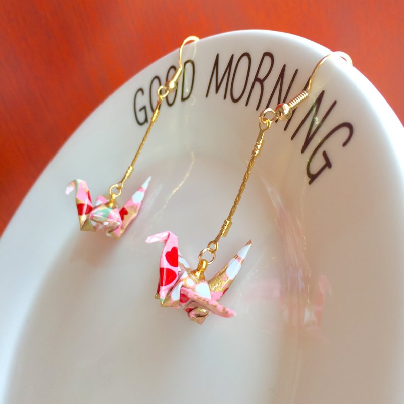 ❤️【任意2件9折！】最精巧防水鹤、立體小箱背部（承載幸運）、華麗蛇骨链、覆膜無明顯摺痕--特祈禱幸運紙鶴耳環（可改耳夾式） - 耳环/耳夹 - 纸 粉红色