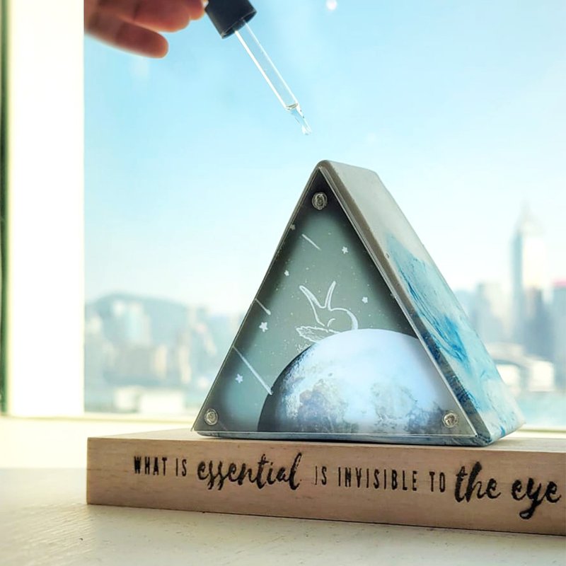 【扩香石灯箱】香味 x 疗愈小夜灯 / 狐狸与星空 /三角形款式 - 灯具/灯饰 - 水泥 白色