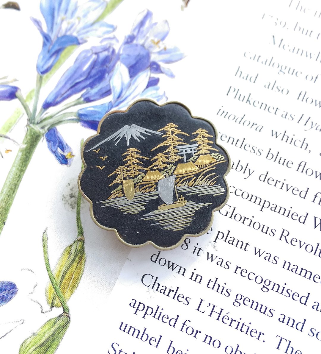 【西洋古董饰品】Japan Damascene 富士山 瀑布流水 别针 - 徽章/别针 - 其他金属 金色